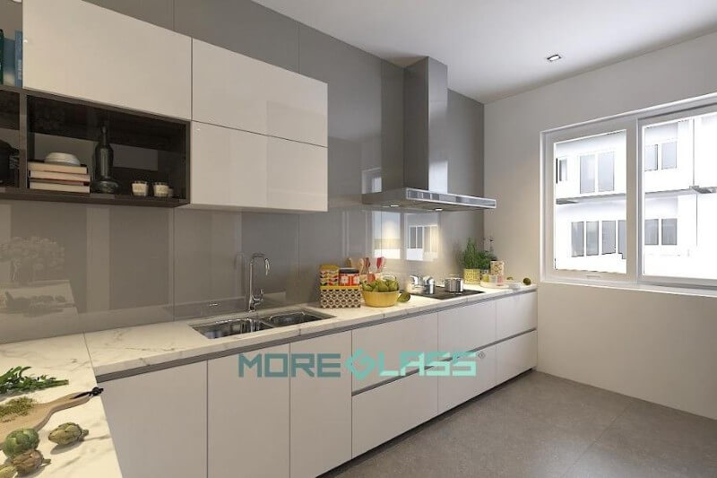 Mẫu kính ốp bếp cường lực màu xám đậm cùng với màu trắng của tủ bếp là sự kết hợp hoàn hảo được nhiều khách hàng yêu thích. Thiết kế phòng bếp đẹp và sang trọng