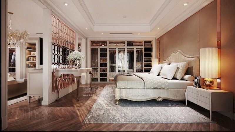 Để tạo ra một phòng ngủ master ấn tượng, hãy sắp xếp nội thất với một giường bọc tân cổ điển sang trọng, một nệm ốp đầu giường tinh tế và một thảm trải sàn hoa văn độc đáo.